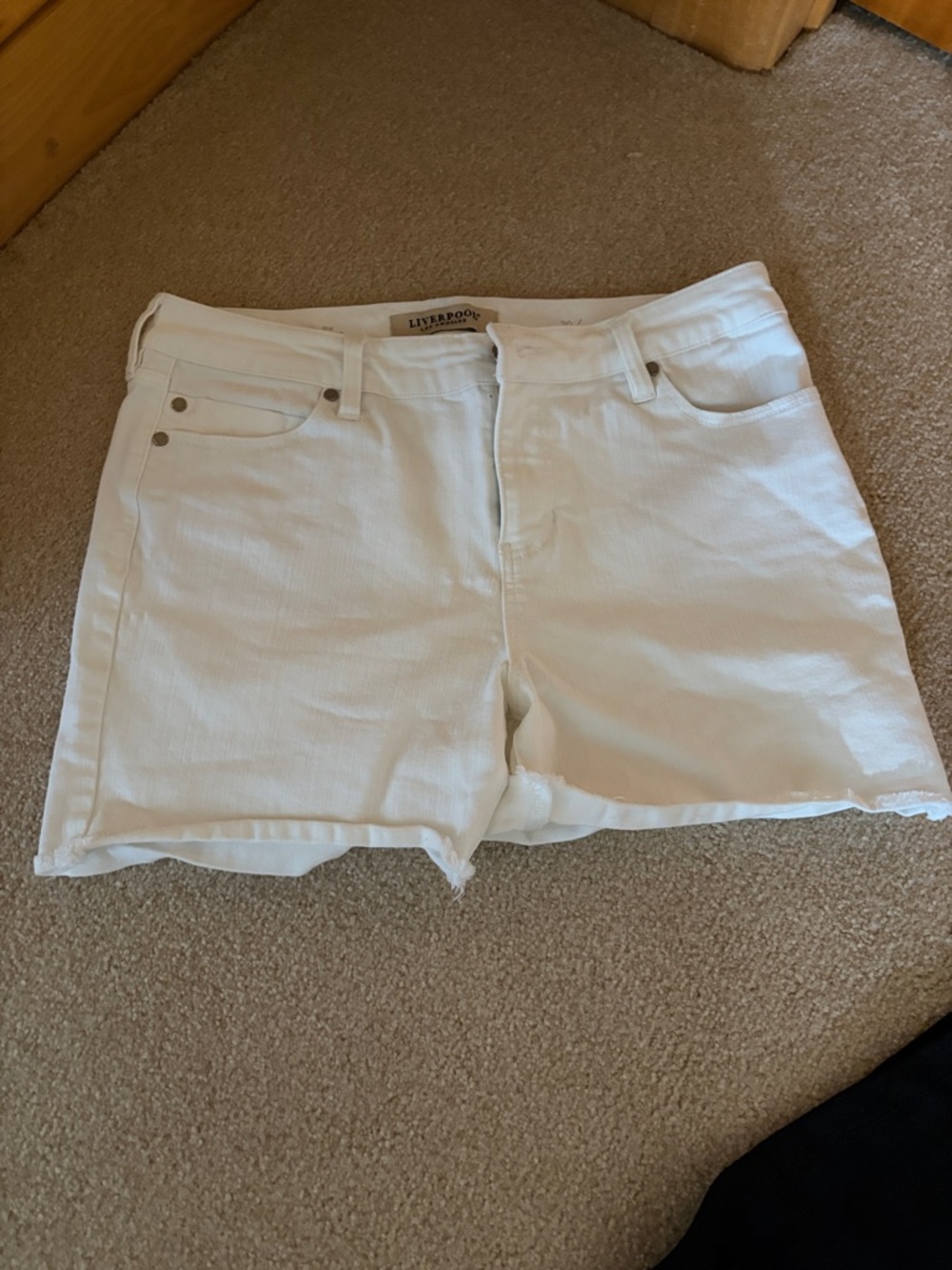 Liverpool White Denim Raw-Hem Jean Shorts
